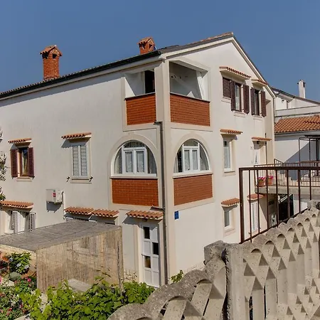 Nikolina Apartment *